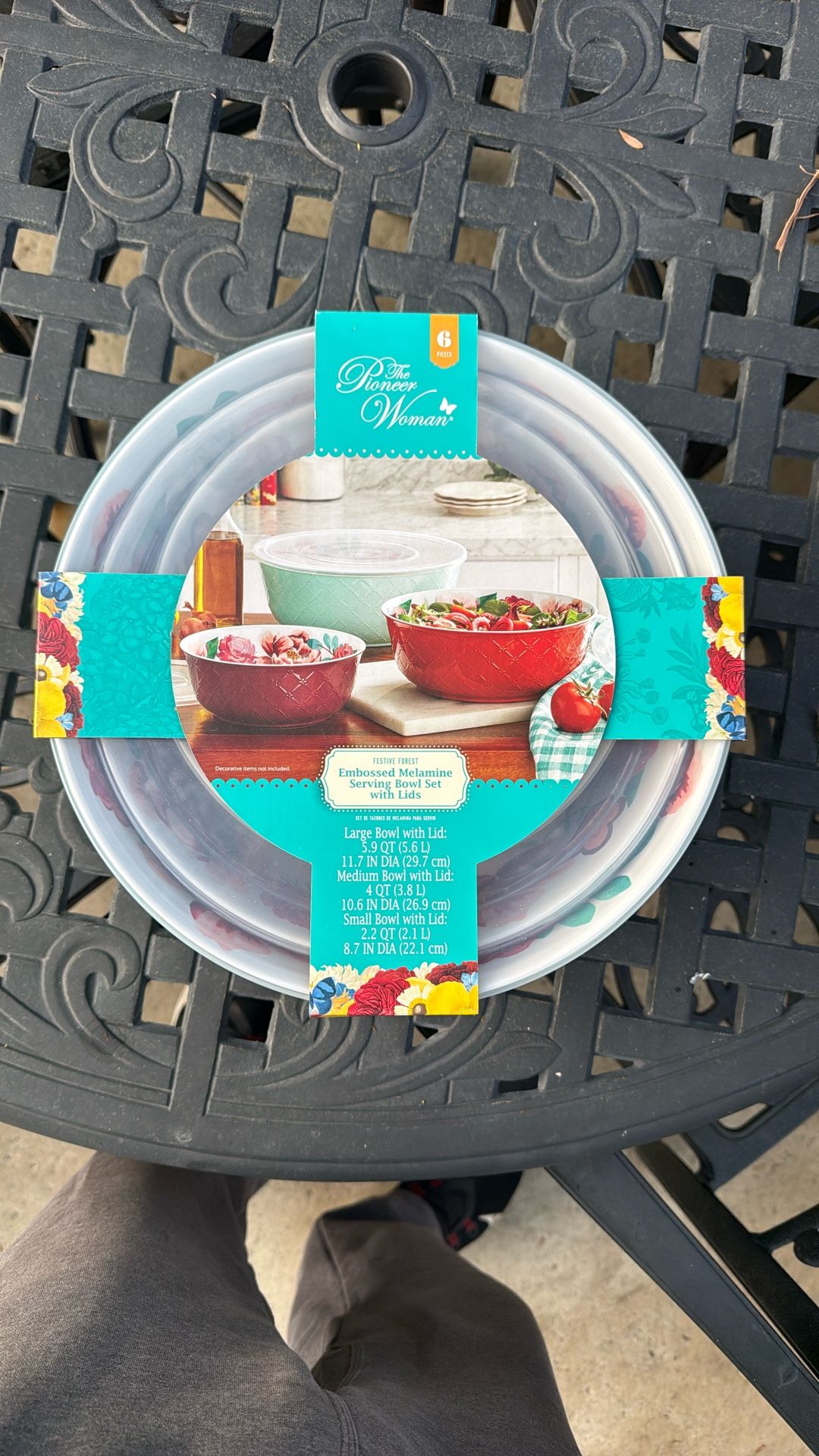 Embossed melamine serving bowl set with lids