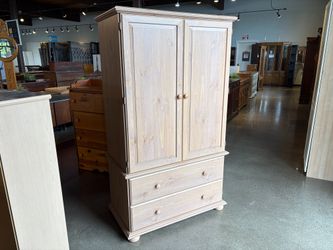 Knotty Pine 2 Door and 2 Drawer Wardrobe with Wooden Knobs