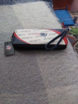 BRAND NEW NEW ENGLAND PATRIOTS PURSE POUCH WITH ZIPPER COMPARTMENTS