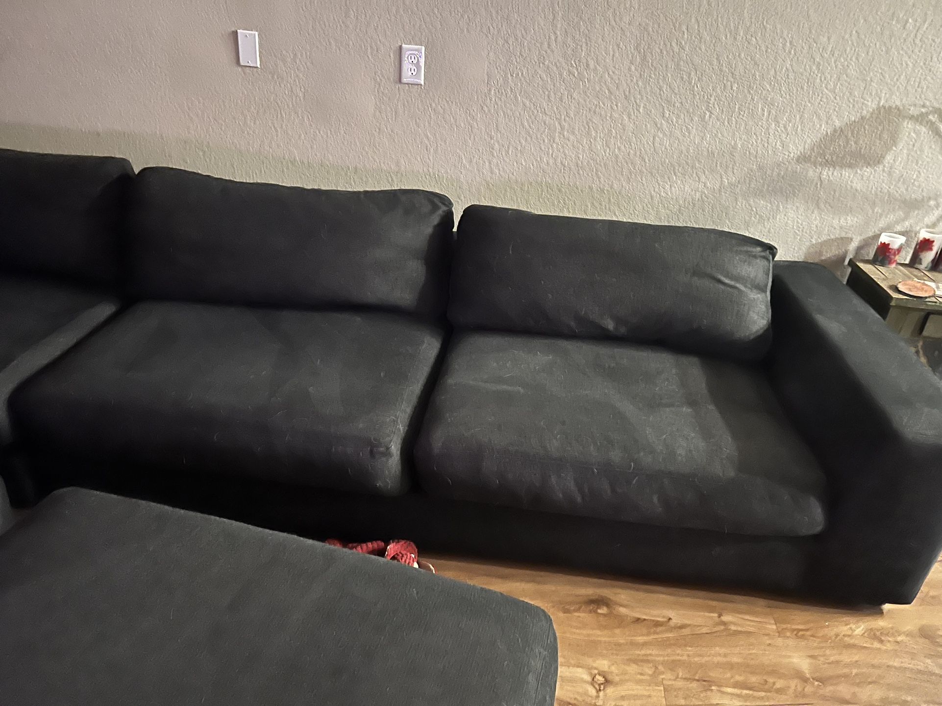 Black rooms To go Sectional Couch 