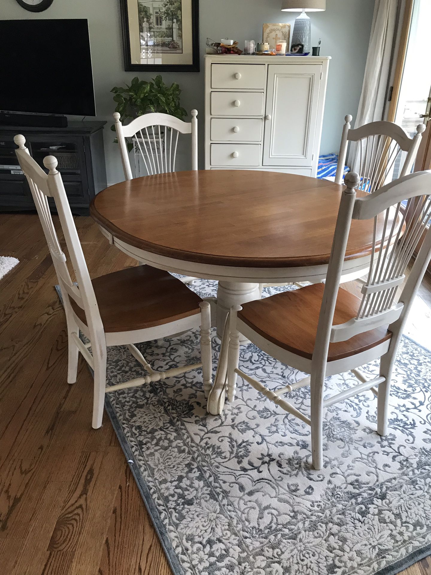 Oak pedestal dining table with cream accents w/ 6 chairs
