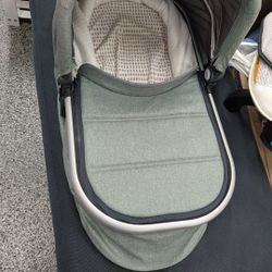 UPPABABY VISTA / CRUZ BASSINET. GREEN. CITY OF ORANGE. $50
