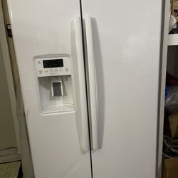 GE Fridge and Freezer/water Dispenser 