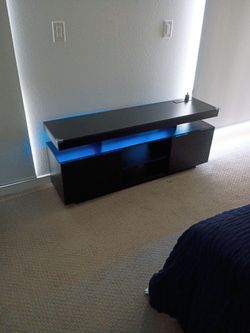 EVERYTHING 2 WEEKS OLD LED KING SIZE BED  2 LED NIGHTSTANDS AND TV STAND TO MATCH