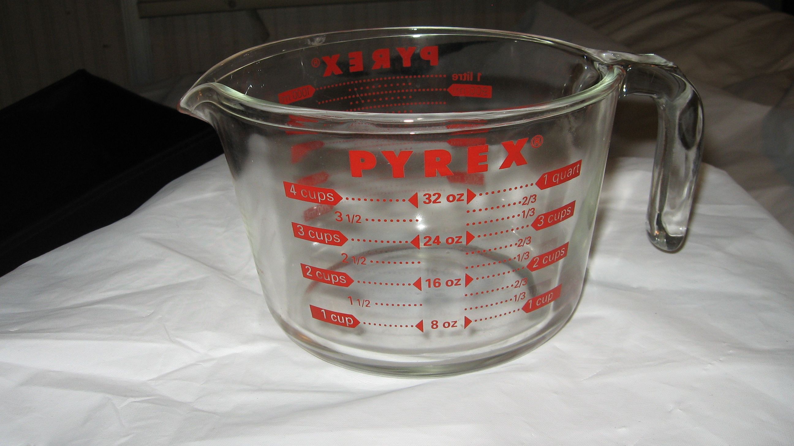 1 QUART PYREX MEASURING