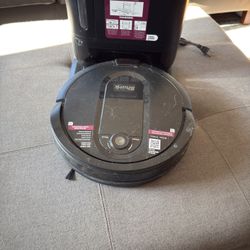 Shark Robot Vacuum (UR1100S1US) — Good Condition!