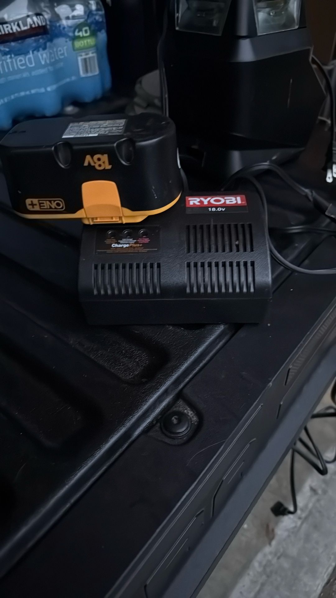 ryobi bay with charger vol 18,0