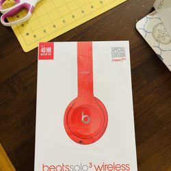 Brand New Apple Beats Solo 3 Wireless Headphones Solo3 Sealed Red