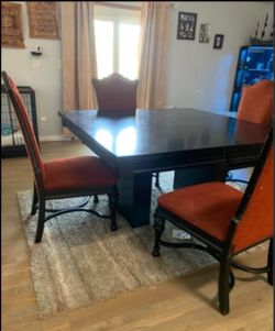 Expandable Table and Set of 8 dinning chairs