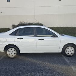 2007 ford focus 2.0 4cyl 37k original milles just smog cold ac clean title one owner reg current located in pomona 9o9236I97o runs good no problems re