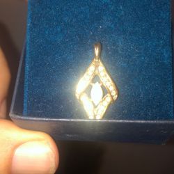 New Gold Tone Faux Opal Diamond Pendant Necklace READ DESCRIPTION