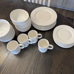28 piece White Pfaltzcraft dinnerware set