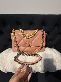 CHANEL Medium 19