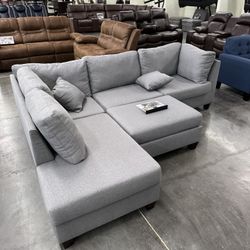 3pc Reversible Sectional Sofa Set W/ Ottoman Reversible Sectional Set W/ Ottoman Color: Gray Sectional Bran new in a box Bonito seccional de 3 Pie