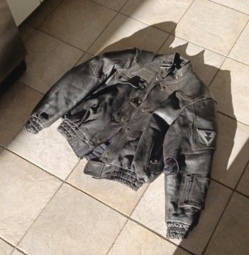 Men's leather ventech motorcycle jacket only used two times size large