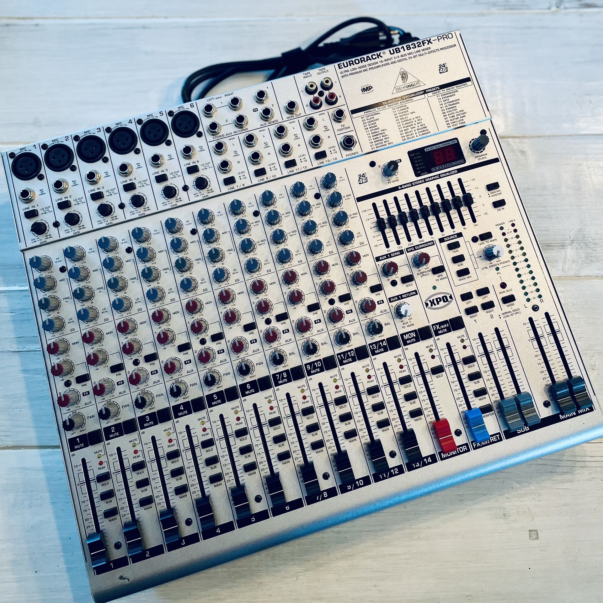 Behringer Eurorack UB1832FX-Pro Mixer