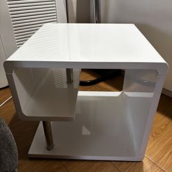 Benjara Benzara Contemporary Style End Table, White