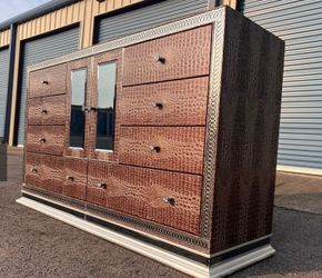 Beautiful michael amini crystal croc large dresser with black velvet lining perfect condition see all pics