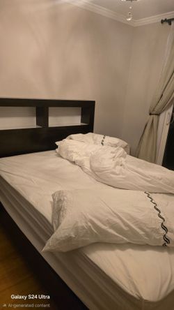Bed with matress size queen