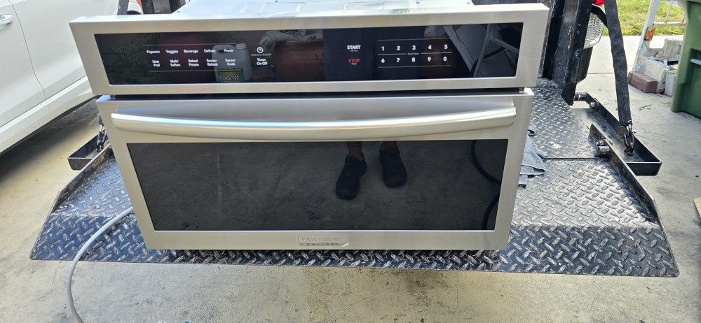FRIGIDAIRE 30 INCHES WALL MICROWAVE OVEN  BUILT IN  STAINLESS STEEL 