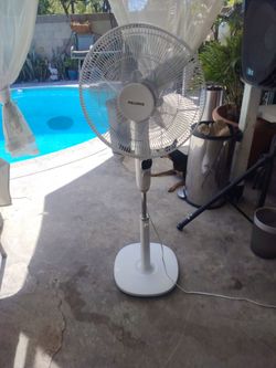 Pelonis 16 Oscillating Fan in White