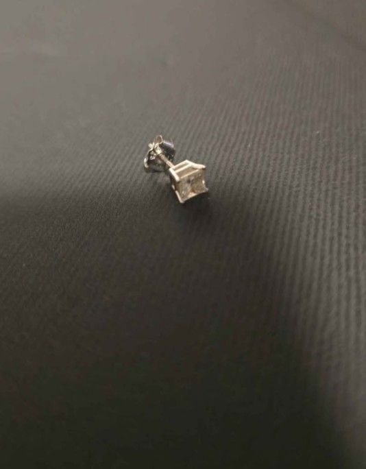 14kt white gold .75 Single Princess-Cut Diamond Stud