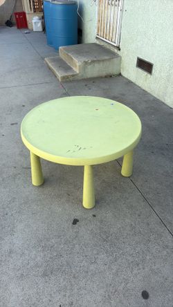 Kids table in good condition