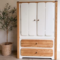 Beautiful Fully Refinished Dresser by Stanley! 🌿