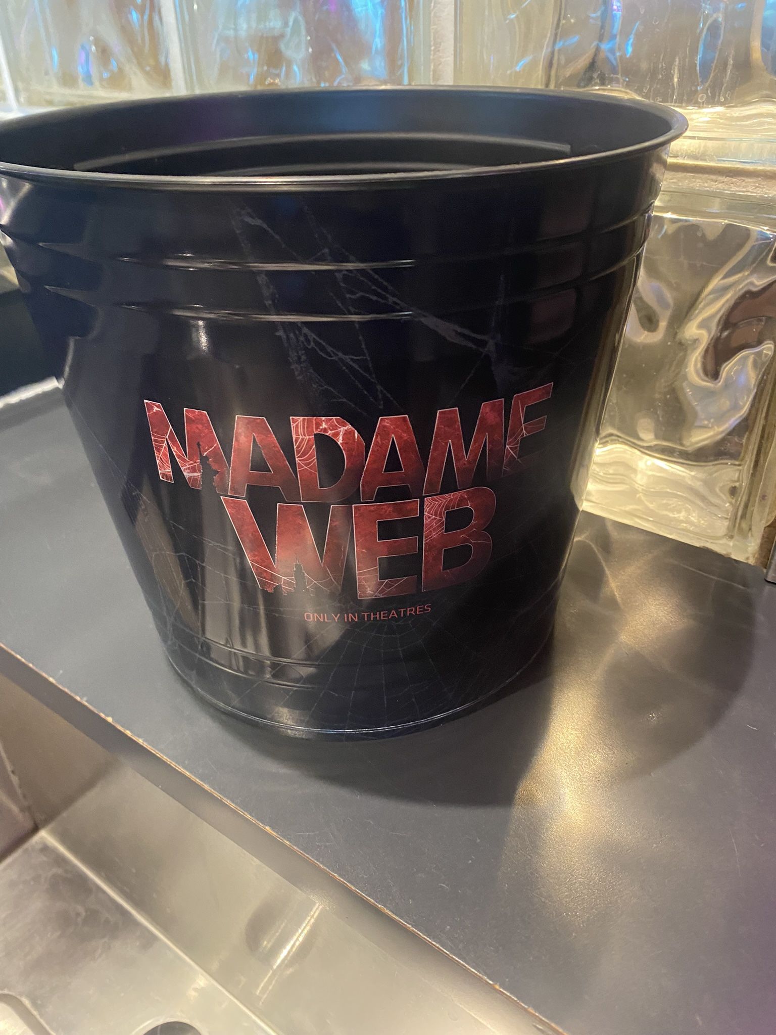 260 Oz Madame Web popcorn tub