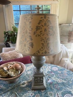 Classical Table Lamp on Resin Base with Shade