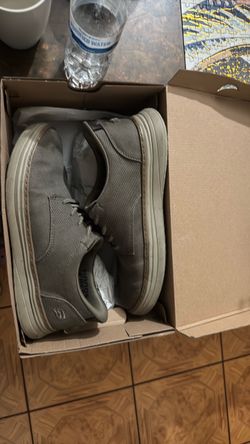 Skechers Shoes M: Size 7