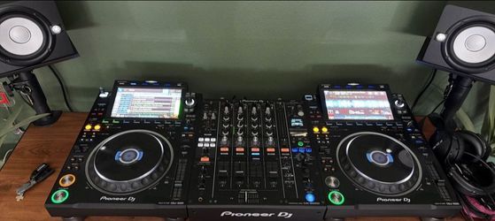 2x Pioneer CDJ 3000’s with DJM-900NXS2 Mixer