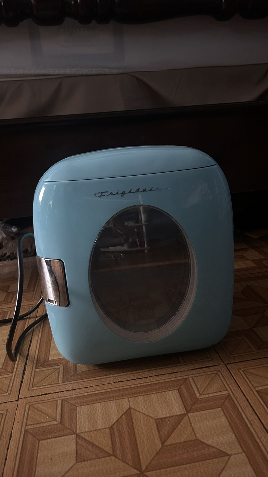 Frigidaire Portable Retro Mini Cooler, Baby Blue