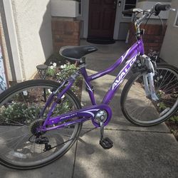 NEAR NEW - Women's "Kent" brand hybrid bicycle.  26"