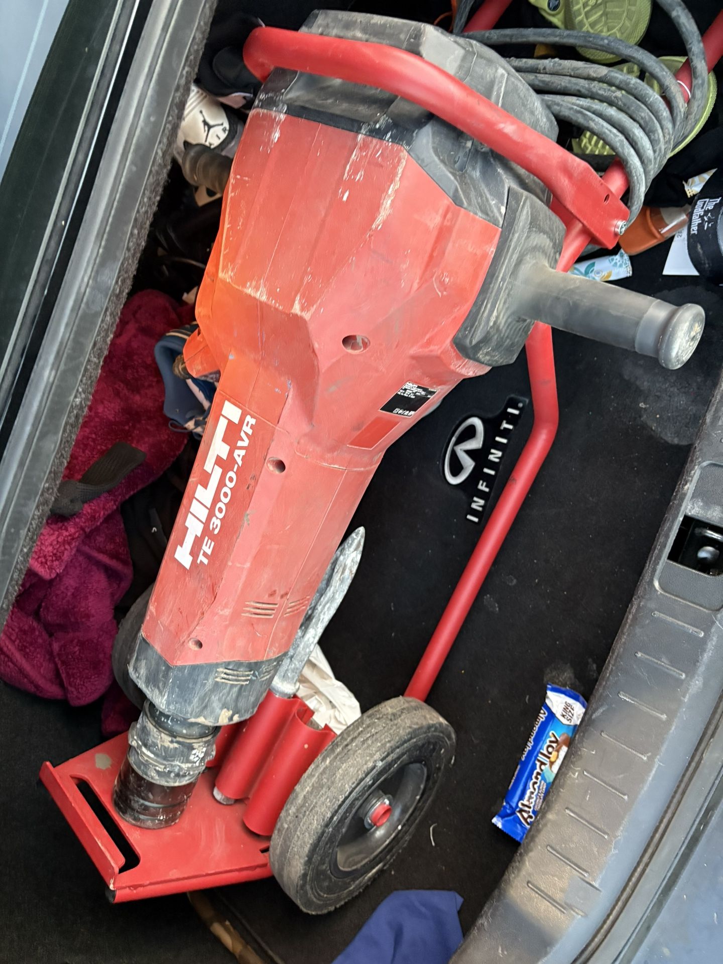 TE 3000-AVR Polygon Demolition Jack Hammer Concrete Breaker with Cord and 2 Chisels Plus Dolly