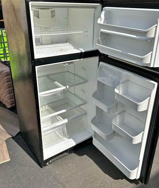 Black Refrigerator Works Really Good