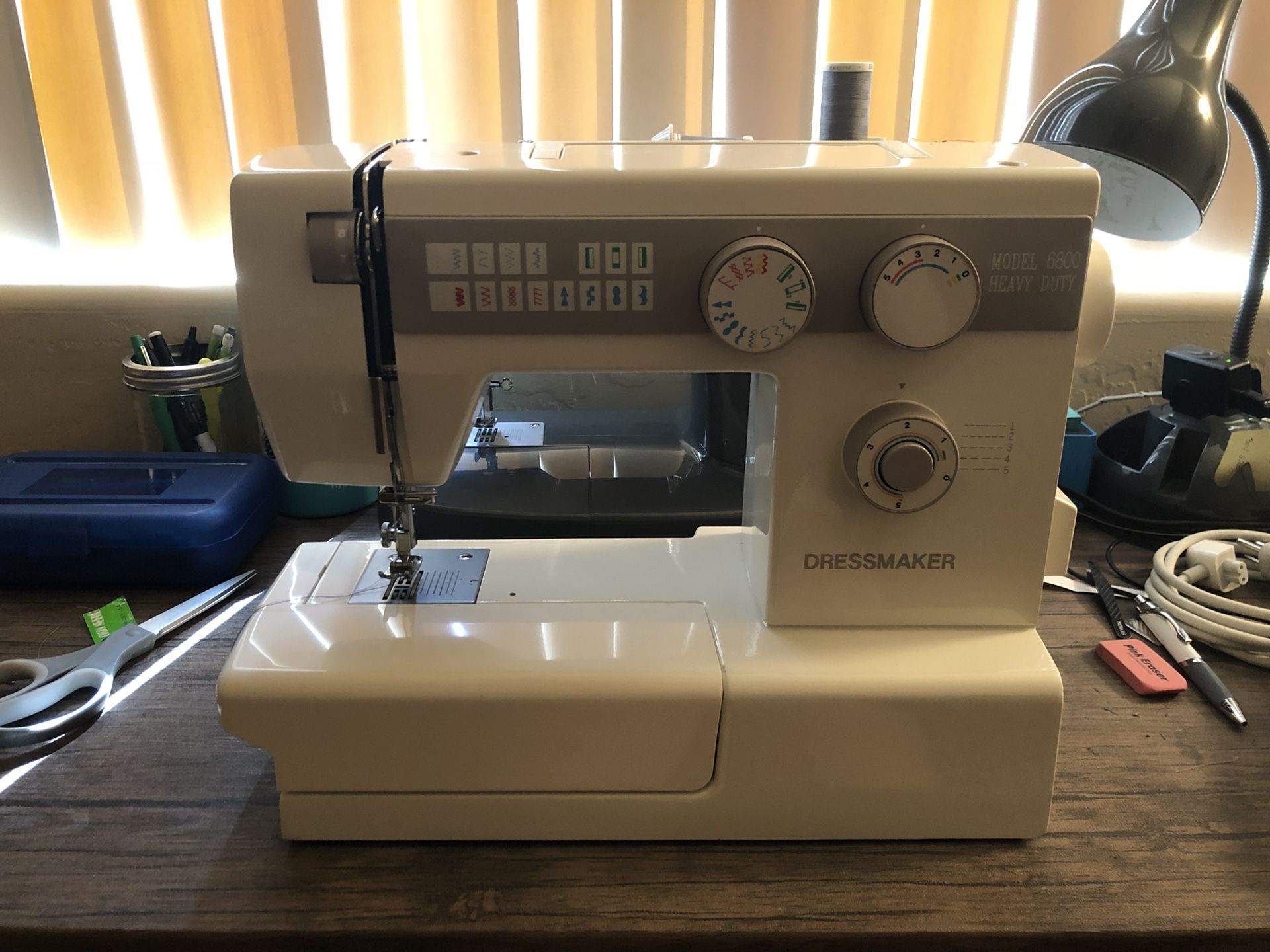 Vintage Dressmaker Heavy Duty 6800 Sewing Machine