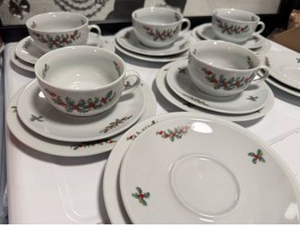 Christmas Holly Dinnerware Set – 19 Pieces
