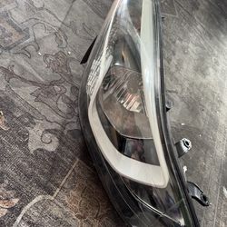 2015 Hyundai Elantra Passenger Side Headlight