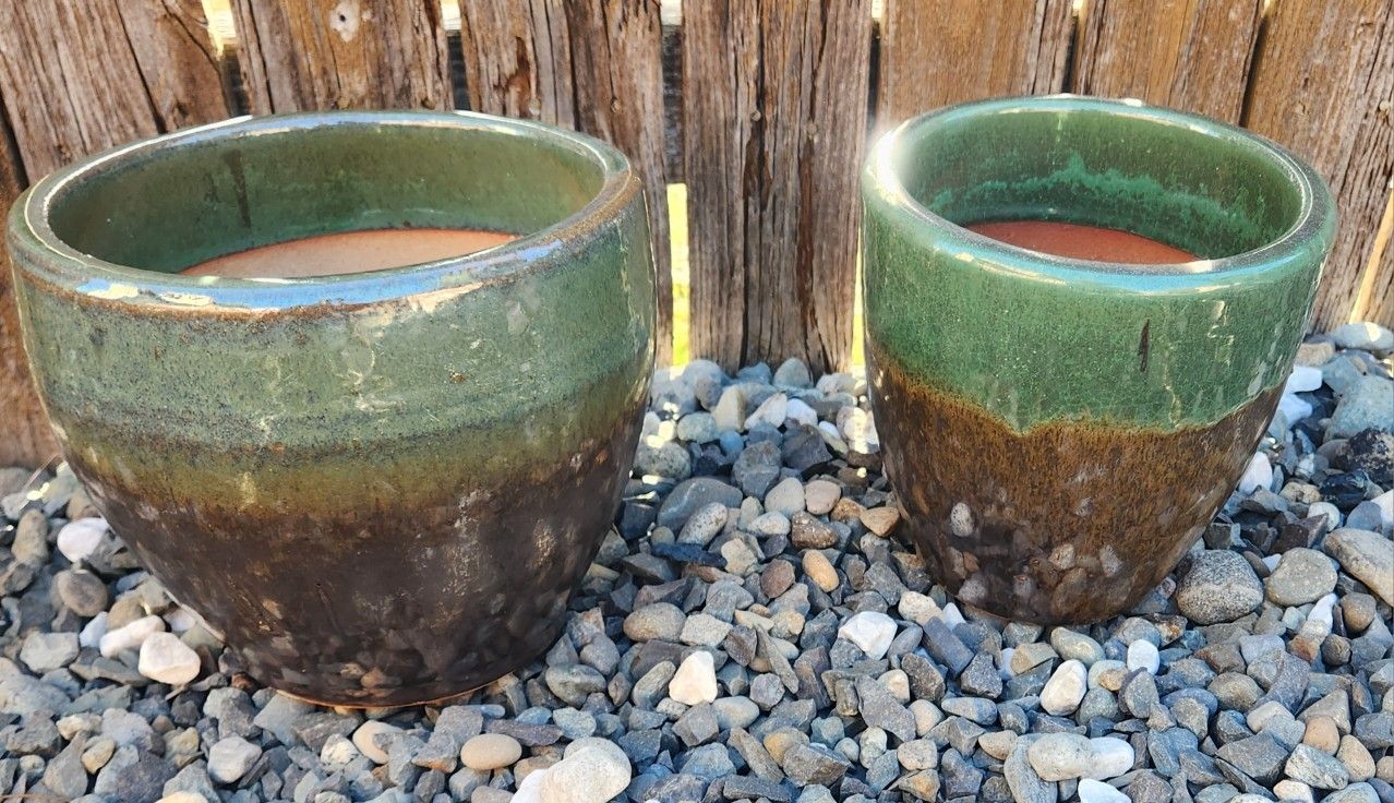 Like New 2 × Ceramic Flower Pots
H-7.5"×W-8.5" , H-7"×W-6.5"