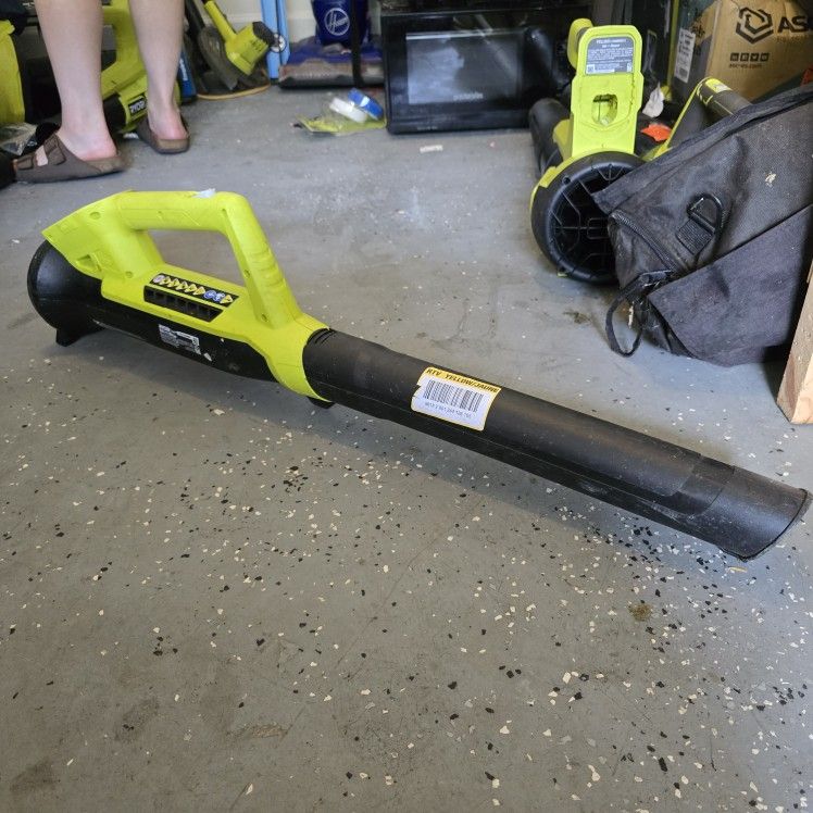 ONE+ 18V 90 MPH 250 CFM Cordless Battery Leaf Blower (Tool Only)
by

RYOBI
