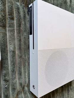 Xbox One S + 3 games