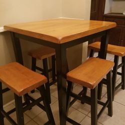 Table And Chairs For Any Breakfast Or Dinner Nook