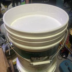 Una Cubeta De Pintura Blanca Semigloss Casi Llena 