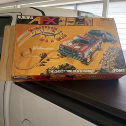 Vintage  AFX Devils Ditch race track complete in original box