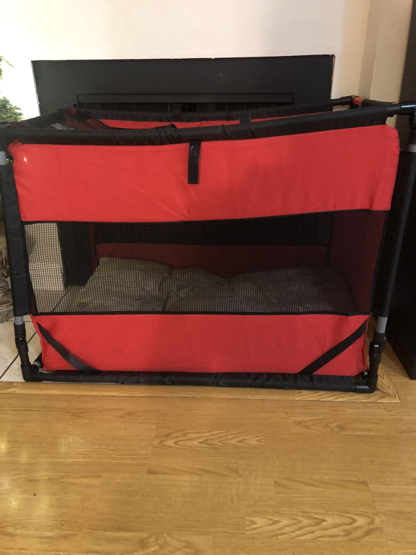 Collapsible dog kennel