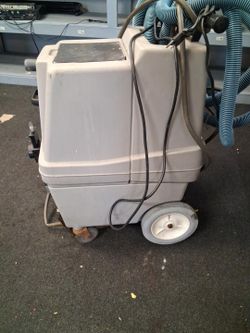 Wet dry carpet cleaner with wand