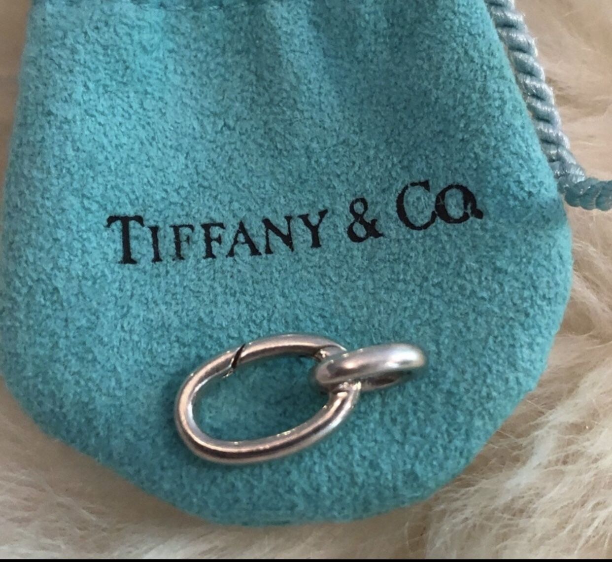 T&Co. • Sterling Silver Oval Clasping Link for Charm Bracelet