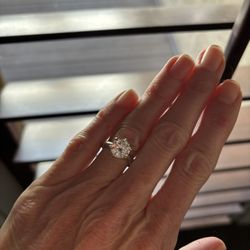 Gorgeous Moissanite Diamond Ring 