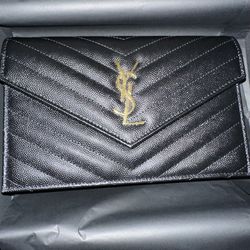 CASSANDRE ENVELOPE CHAIN WALLET IN GRAIN DE POUDRE LEATHER  